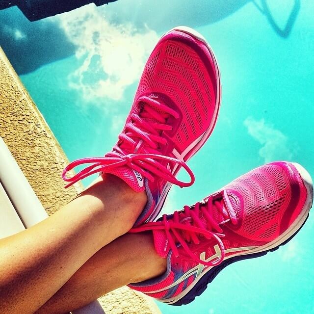 Tina Adams’ blog “How to Dress Like an Italian. Cool girls wear sneakers. Smart girls wear PINK SNEAKERS.”