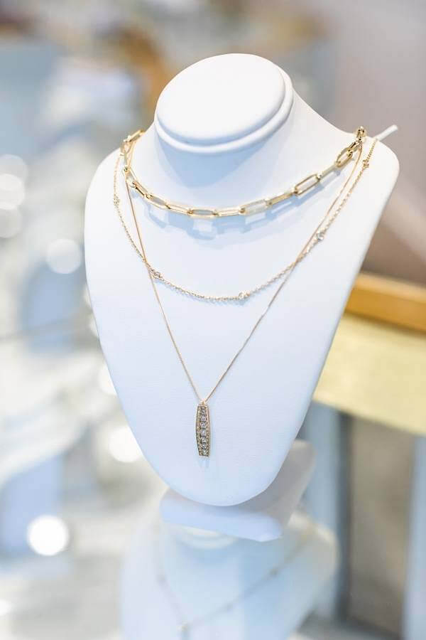 Jewelry trends for 2020: layering necklaces of various lengths and chain types