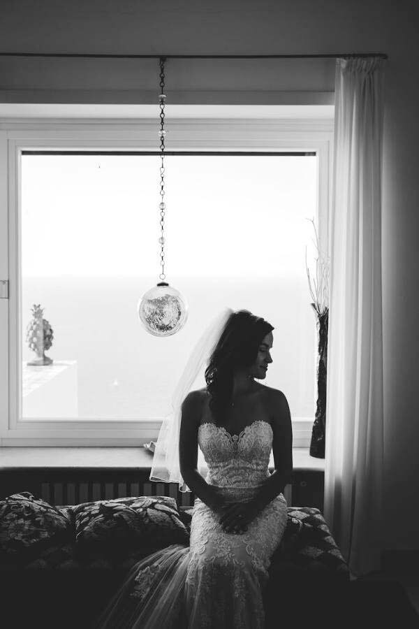 Photo en noir et blanc de Lacy dans sa robe de mariée et son voile