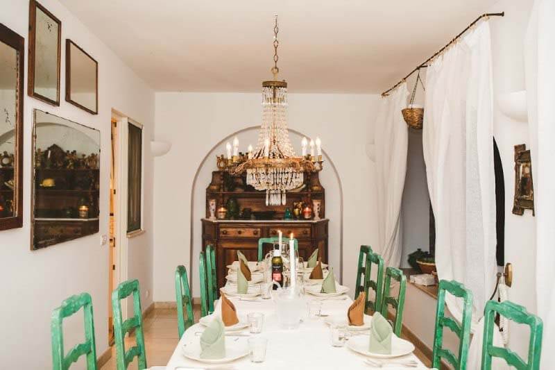 Table de salle à manger Airbnb, pour un repas à domicile.