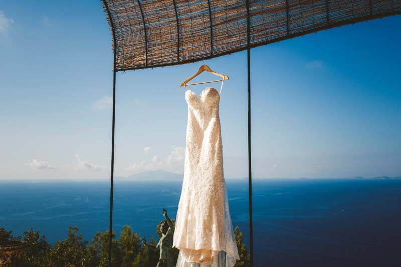 robe de mariée raccrochant à la villa, surplombant l'océan