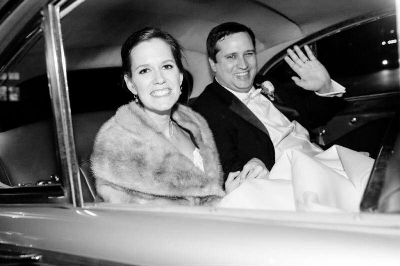 Les mariés en voiture d'escapade, quittant le mariage traditionnel de Nashville