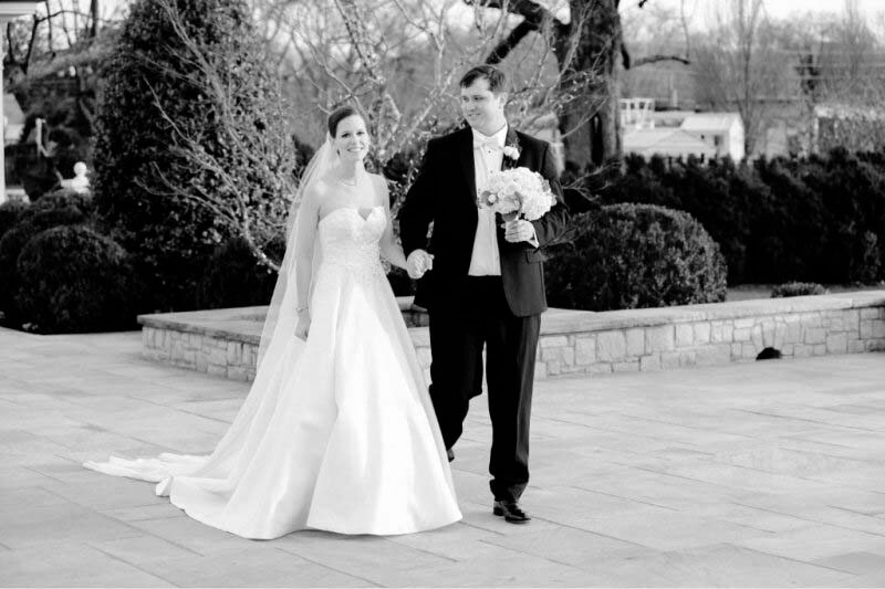 Photo noir et blanc des mariés lors des premiers regards