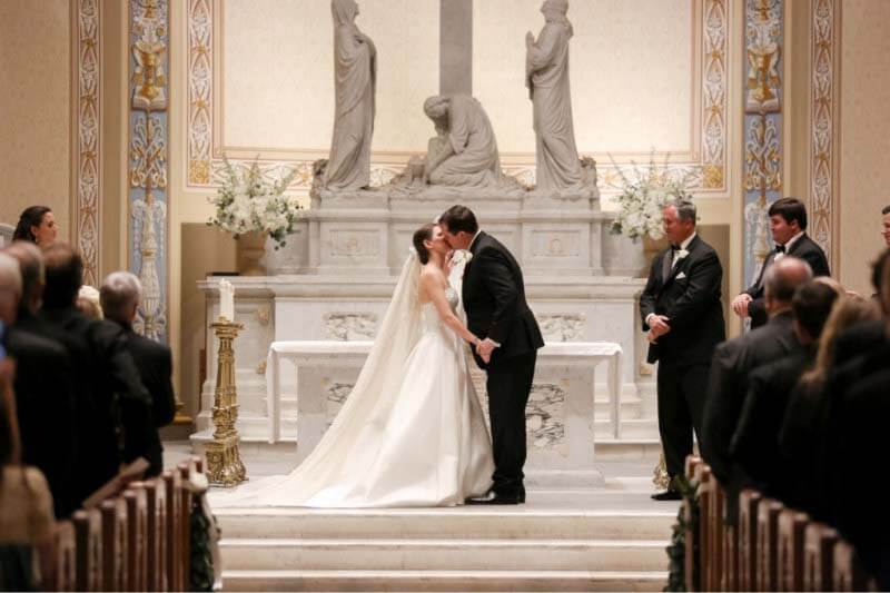 mariés s'embrassant à la cathédrale de l'incarnation