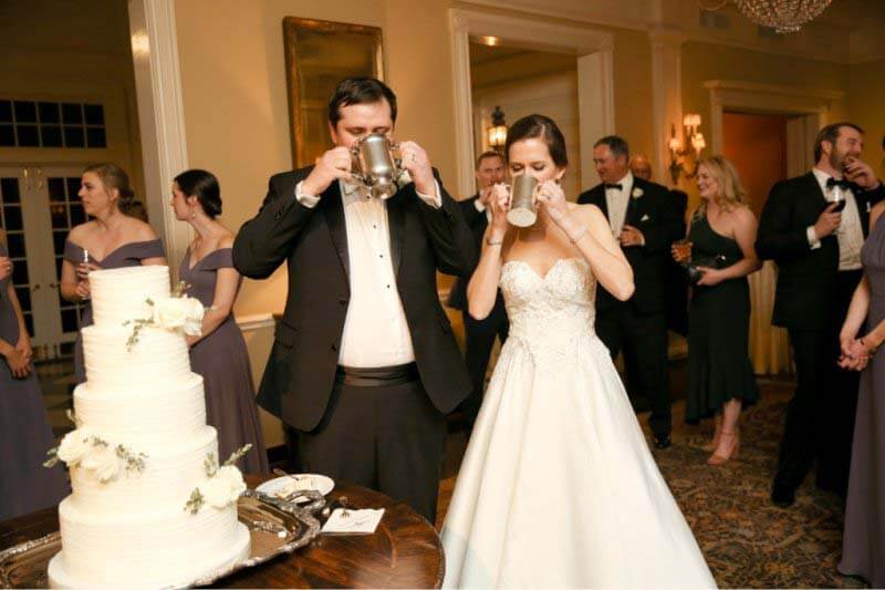 Mariée et le marié buvant des tasses d'héritage familial