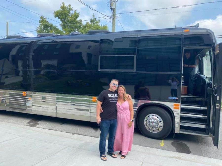 Greg et Tracie posent devant un bus de tournée à Nashville