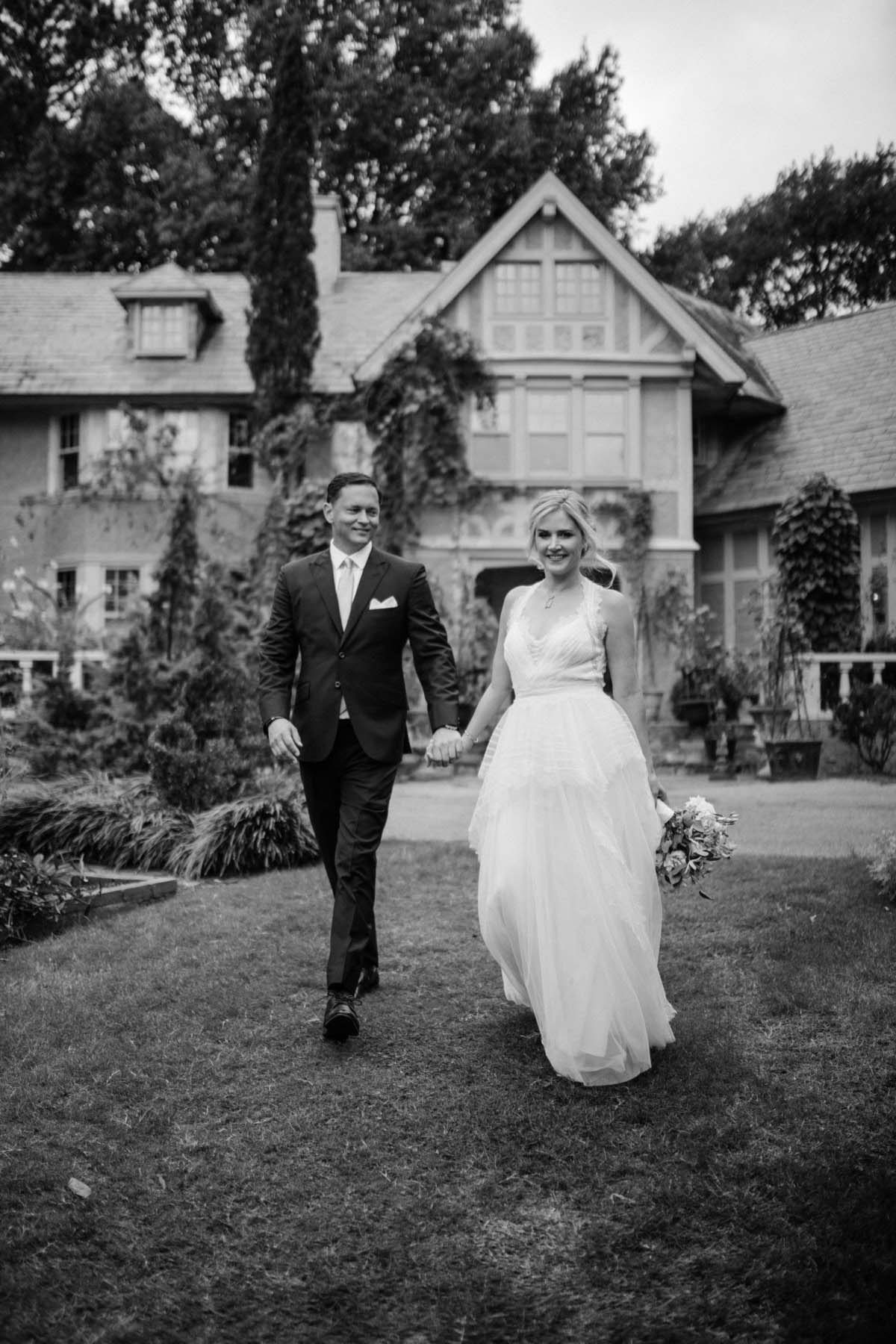 Photo en noir et blanc des mariés à la maison de Chickasaw Gardens