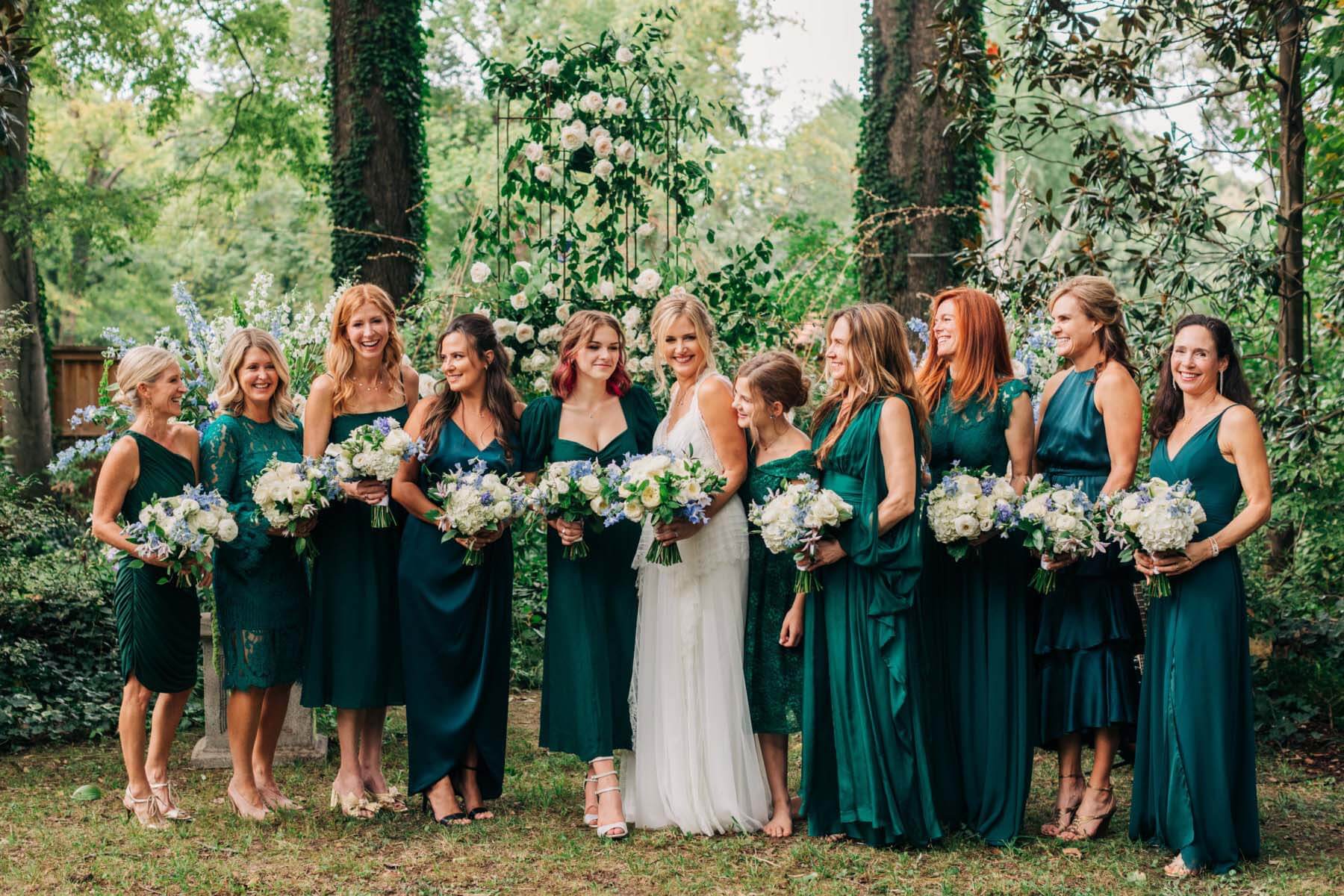 La mariée avec sa fête nuptiale en vert émeraude