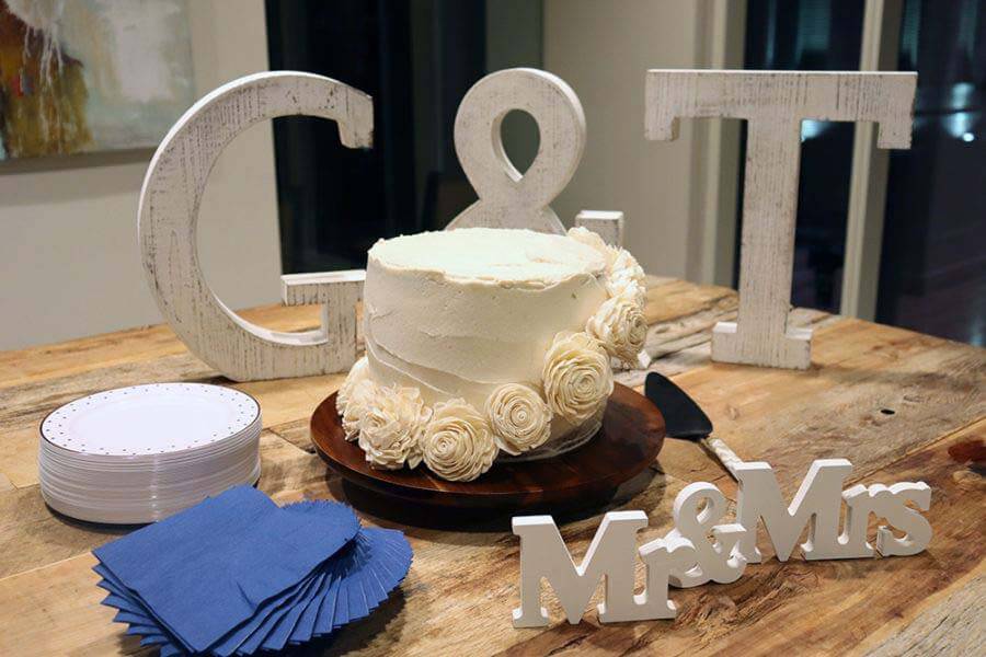 G & T signe du gâteau de mariage de Katy's Kitchen
