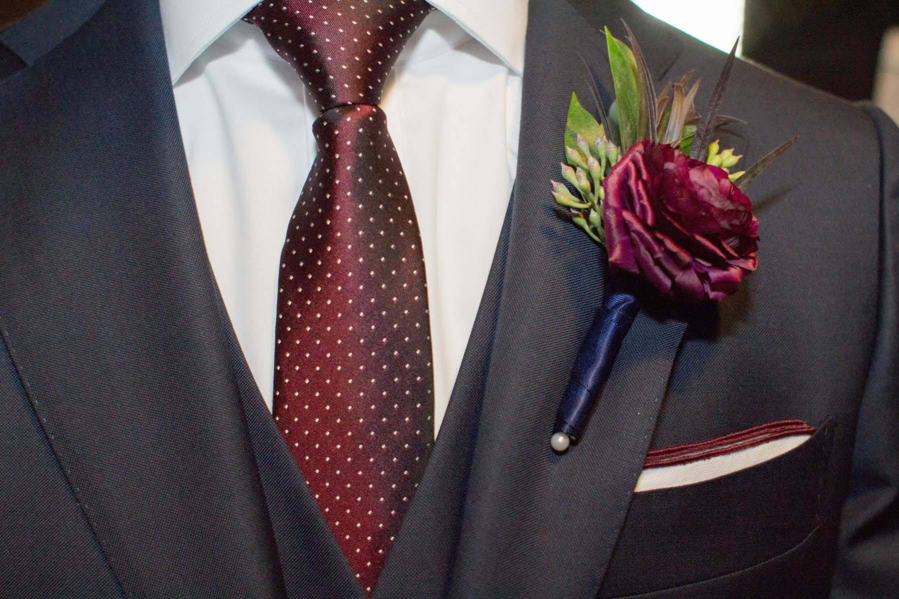 Gros plan de la cravate et de la boutonnière du marié