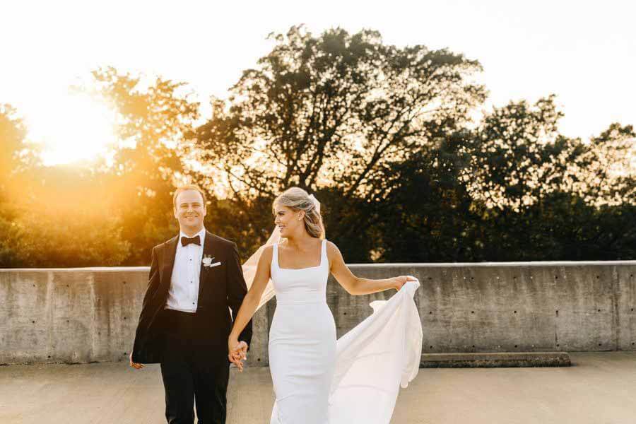 Chris Levy de Oak Hall et Haley Young au coucher du soleil le jour du mariage