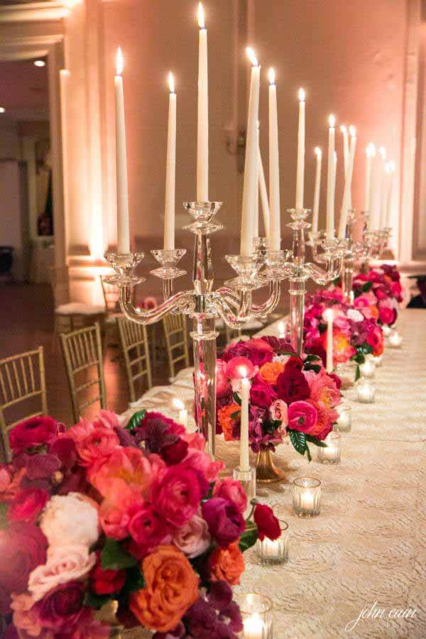 Candélabres et fleurs sur table pour le mariage de la Saint-Valentin