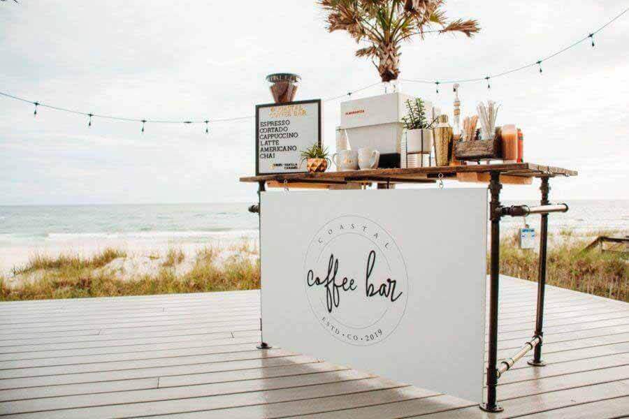 Café-bar côtier lors d'un mariage intime